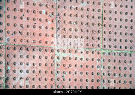 Pavimentazione tattile a blocchi per handicap cieca. Pavimentazione tattile per handicap cieca su percorso piastrelle, passerella per cecità persone. Foto Stock