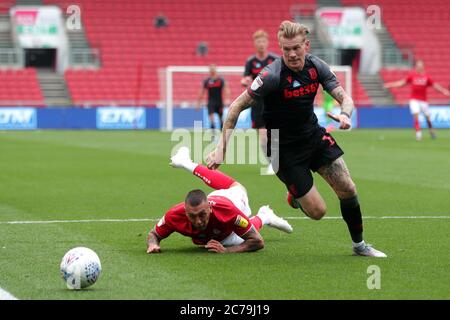 James McClean (a destra) di Stoke City e Jack Hunt di Bristol City combattono per la palla durante la partita del campionato Sky Bet ad Ashton Gate, Bristol. Foto Stock