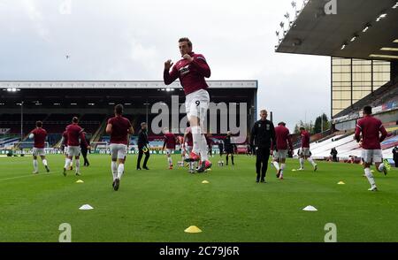 Chris Wood (centro) di Burnley si riscalda prima del calcio d'inizio durante la partita della Premier League a Turf Moor, Burnley. Foto Stock