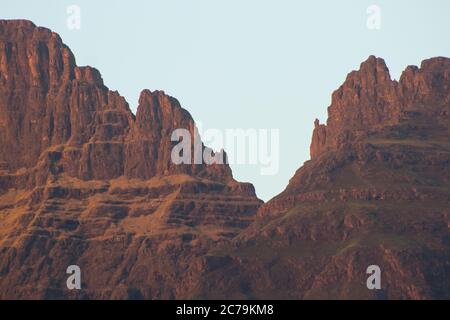 I punti più alti della cima cathkin e Sterkhorn nel Drakensberg centrale del Sud Africa, alla prima luce del mattino Foto Stock