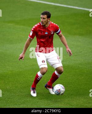 Jason Pearce di Charlton Athletic durante la partita del campionato Sky Bet al Trillion Trophy Stadium di St Andrew, Birmingham. Foto Stock