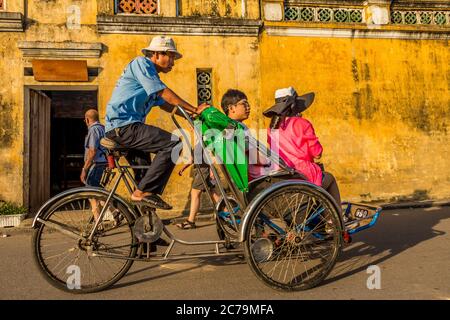 Un tour attraverso l'antica città vecchia nel tardo pomeriggio, in giro in bicicletta, Hoi An, Vietnam - 10 Gennaio 2015 Foto Stock