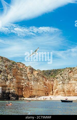 La costa di Ponta da Piedade è una collezione di formazioni rocciose calcaree tra cui scogliere, colonne e grotte, Lagos, Algarve, Portogallo Foto Stock