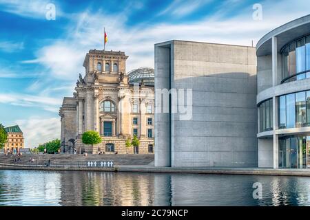 Berlino, edificio del Reichstag e edifici governativi sulle rive dello Sprea Foto Stock