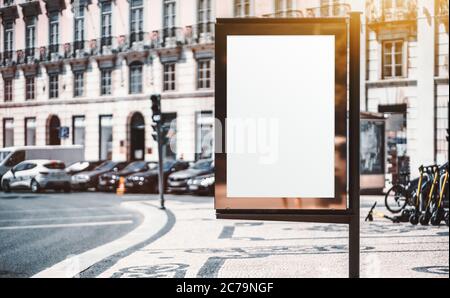 Modello bianco per affissioni in una cornice dorata su una pietra da pavimentazione vicino alla strada; modello mockup segnaposto per banner pubblicitari vuoti con bordatura in oro Foto Stock