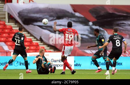 Sammy Ameobi (centro) di Nottingham Forest segna il primo gol del suo fianco durante la partita del campionato Sky Bet al City Ground, Nottingham. Foto Stock