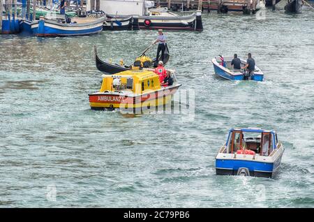 Venezia, Italia 24 maggio - 2017 battello ambulanza sul Canal Grande Foto Stock