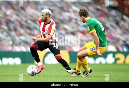 BENRAHMA di Brentford (a sinistra) e Ryan Ledson di Preston North End combattono per la palla durante la partita del campionato Sky Bet al Griffin Park, Londra. Foto Stock