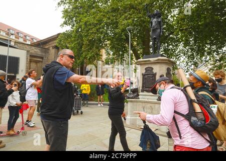 Bristol City, Bristol, UK, 15 luglio 2020: Piccole folle si riuniscono per vedere Marc Quinns statua a grandezza naturale dell'attivista BLM Jen Ried- alcuni manifestanti della folla lo chiamavano per essere rimosso mentre la maggior parte lo pensava un sostituto adatto: Credit Natasha Quarmby/ALAMY Live Foto Stock