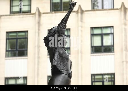 Bristol City, Bristol, UK, 15 luglio 2020: Piccole folle si riuniscono per vedere Marc Quinns statua a grandezza naturale dell'attivista BLM Jen Ried- alcuni manifestanti della folla lo chiamavano per essere rimosso mentre la maggior parte lo pensava un sostituto adatto: Credit Natasha Quarmby/ALAMY Live Foto Stock