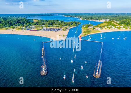 Vista aerea del faro di Holland Harbor, il faro Big Red, al canale che collega il lago Macatawa con il lago Michigan; Holland state Park Foto Stock