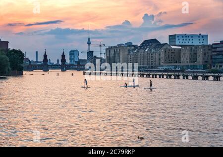 Serata estiva sul fiume Sprea a Berlino con vista sullo skyline Foto Stock