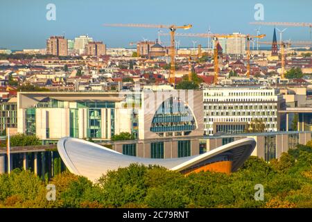 Skyline di Berlino con la Cancelleria federale e la Casa delle culture del mondo Foto Stock