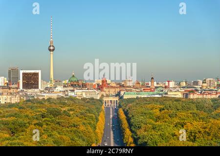 Skyline di Berlino con torre della tv, Brandenburger Tor e Tiergarten Foto Stock