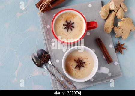 Tè tradizionale indiano masala con spezie in due tazze su sfondo azzurro, formato orizzontale, Vista dall'alto Foto Stock