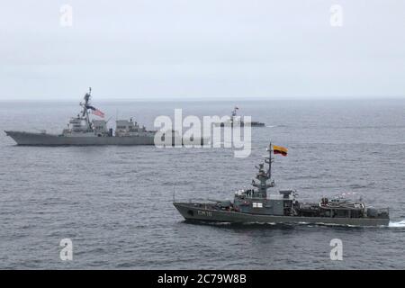 Il cacciatorpediniere guidato-missile USS Halsey, centro della marina degli Stati Uniti, si inzira lungo le corvette ecuadoriane della marina BAE Manabi e BAE Lojo durante gli esercizi congiunti 11 luglio 2020 nell'Oceano Pacifico. Foto Stock