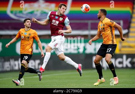 Chris Wood di Burnley (centro) in azione durante la partita della Premier League a Turf Moor, Burnley. Foto Stock