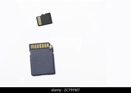 Tre schede di memoria SD nere isolate su sfondo bianco. Schede di memoria micro SD multimediali su sfondo bianco Foto Stock