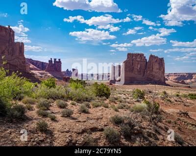 Courthouse Tower e The Three Gossips, Arches National Park, Utah USA Foto Stock