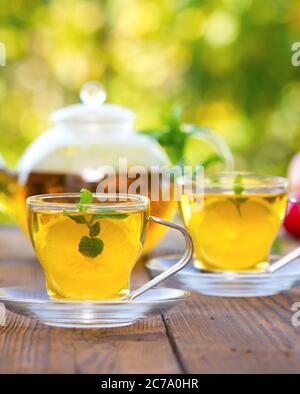 Due tazze di tè alla menta con miele e limone Foto Stock