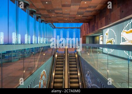 Vista dall'interno del moderno museo MAS nel centro di Anversa. Foto Stock