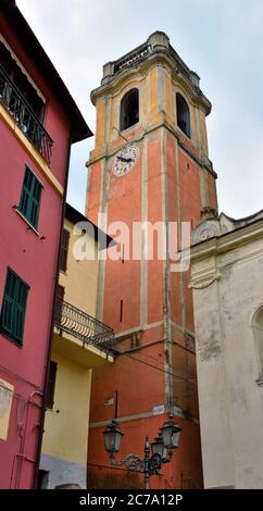 borgo medievale di perinaldo italia: il campanile della chiesa di san nicolò Foto Stock