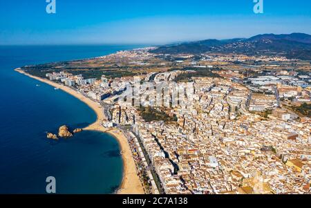 Panorama aereo drone della baia di Blanes Spagna sulla Costa Brava Foto Stock