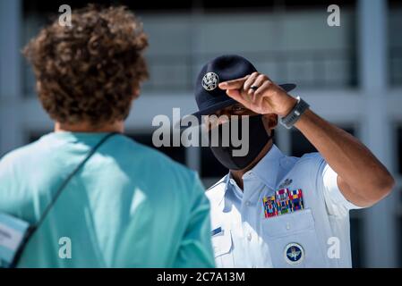 Un istruttore di perforazione dell'aeronautica statunitense imparte istruzioni per accaucire cadetti della classe di 2024 all'arrivo, per iniziare l'addestramento base del cadetto all'Accademia dell'aeronautica 25 giugno 2020 a Colorado Springs, Colorado. Foto Stock