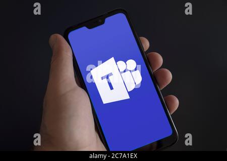 Lo schermo di uno smartphone con il logo dell'app per videoconferenza Microsoft Teams su sfondo nero Foto Stock