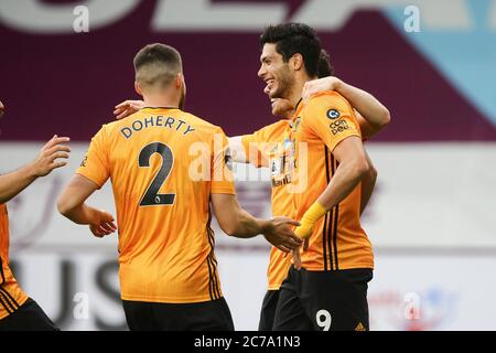 Burnley, Regno Unito. 15 luglio 2020. Raul Jimenez di Wolverhampton Wanderers (9) celebra con i suoi compagni di squadra dopo aver segnato il suo primo goal squadre. Premier League Match, Burnley contro Wolverhampton Wanderers a Turf Moor a Burnley, Lancs mercoledì 15 luglio 2020. Questa immagine può essere utilizzata solo per scopi editoriali. Solo per uso editoriale, licenza richiesta per uso commerciale. Non si può usare nelle scommesse, nei giochi o nelle pubblicazioni di un singolo club/campionato/giocatore. pic di Chris Stading/Andrew Orchard sport photography/Alamy Live news Credit: Andrew Orchard sports photography/Alamy Live News Foto Stock