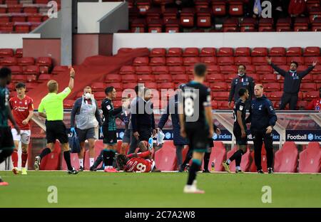 Kyle Naughton (seconda a destra) di Swansea City riceve una carta rossa dall'arbitro Oliver Langford durante la partita del campionato Sky Bet al City Ground di Nottingham. Foto Stock