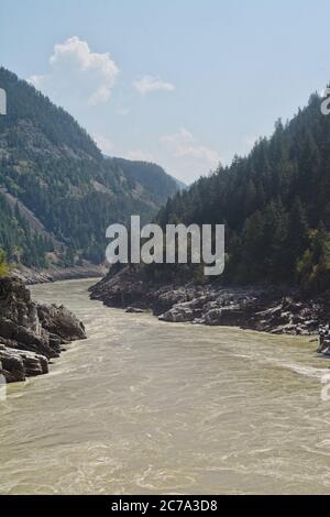 Il fiume Fraser all'Hell's Gate Canyon in una calda giornata estiva. Foto Stock