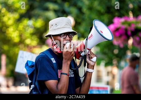 Glen Foster, uno dei leader della marcia dello Shut Down the Capitol, parla ai manifestanti prima dell'inizio della marcia, Washington, DC, Stati Uniti Foto Stock