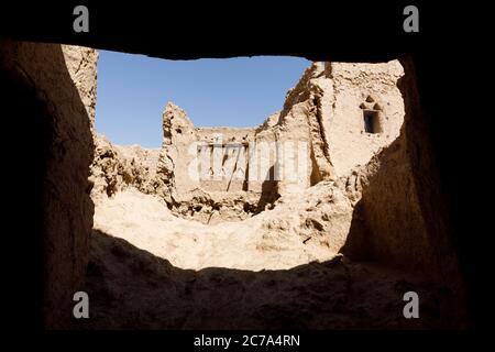 Case abbandonate nella costruzione tradizionale di architettura araba in adobe Qusur al Muqbil vicino Riyadh in Arabia Saudita Foto Stock