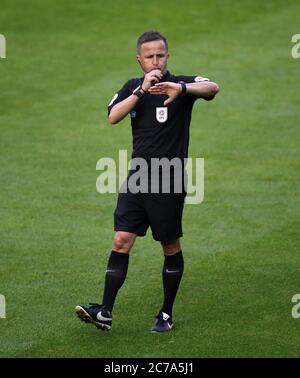 Arbitro David Webb durante la partita del campionato Sky Bet al St Andrew's Trillion Trophy Stadium di Birmingham. Foto Stock