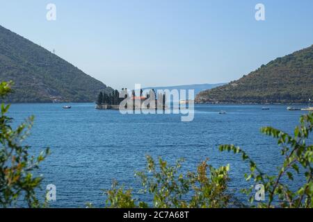 Vista su una piccola isola con una chiesa vicino a un piccolo villaggio idilliaco Foto Stock