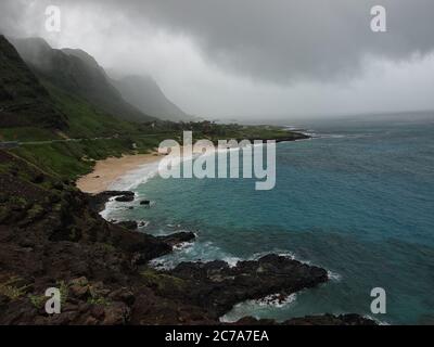 Si affaccia su una spiaggia tropicale hawaiana in una giornata intensa. Foto Stock