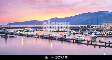 Fantastica vista al tramonto delle barche nella bellissima Marina di Villasimius. Località: Villasimius, Provincia di Cagliari, Sardegna, Italia, Europa Foto Stock