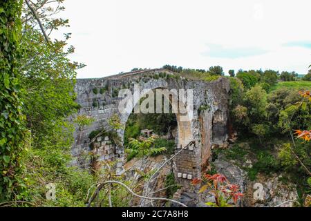 Il parco naturale e archeologico etrusco di Vulci, in provincia di Viterbo, Lazio, Italia. Il Castello di Abbadia e il Ponte del Diavolo Foto Stock