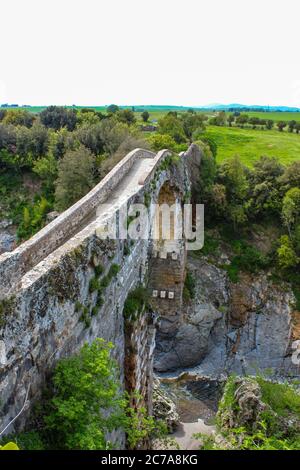 Il parco naturale e archeologico etrusco di Vulci, in provincia di Viterbo, Lazio, Italia. Il Castello di Abbadia e il Ponte del Diavolo Foto Stock