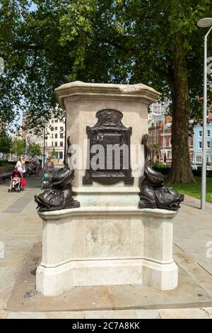 Il plinto della statua rovesciata di Edward Colston un commerciante di schiavi del 17th secolo. La parola eretto alterato a rifiutato. Città di Bristol, Inghilterra, Regno Unito Foto Stock