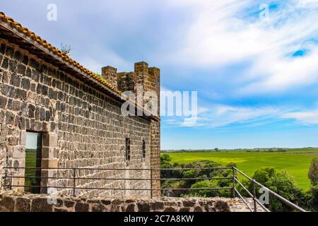 Il parco naturale e archeologico etrusco di Vulci, in provincia di Viterbo, Lazio, Italia. Il Castello di Abbadia e il Ponte del Diavolo Foto Stock