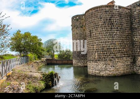 Il parco naturale e archeologico etrusco di Vulci, in provincia di Viterbo, Lazio, Italia. Il Castello di Abbadia e il Ponte del Diavolo Foto Stock