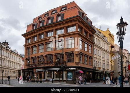 Praga, Repubblica Ceca - Luglio 11 2020: Cubista Cafe nella Casa della Madonna Nera, als chiamato Dum U Cerne Matky Bozi. Foto Stock