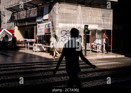 Lisbona, Portogallo - 23 maggio 2020 : attraversare la strada a Rua Áurea Foto Stock