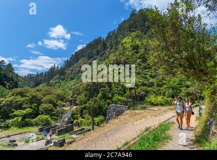 Passeggiate su un sentiero lungo il fiume Ohinemuri, Karangahake Gorge Historic Walkway, Karangahake Gorge, North Island, Nuova Zelanda Foto Stock