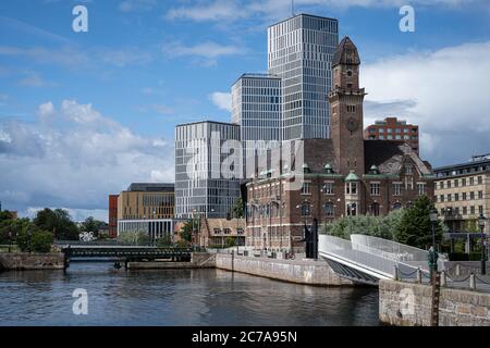 Malmo, Svezia - 12 luglio 2020: Malmo Live con Clarion Hotel e la World Maritime University in primo piano. Le strade sono ancora abbastanza vuote e non sono di nuovo normali dopo la pandemia del coronavirus Foto Stock