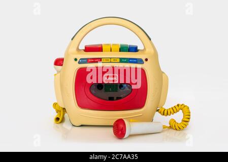 Registratore a nastro Playskool vintage colorato con due microfoni isolati su sfondo bianco. Foto Stock