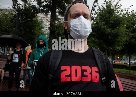 Mosca, Russia. 15 luglio 2020 persone si riuniscono per raccogliere le firme per annullare i risultati del voto sugli emendamenti alla Costituzione su piazza Pushkinskaya a Mosca, Russia. All’inizio di questo mese un gruppo di attivisti dell’opposizione ha chiesto una protesta contro la riforma costituzionale che consente al presidente russo Vladimir Putin di rimanere al potere fino al 2036 Foto Stock