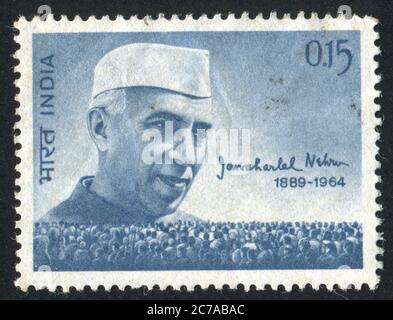 INDIA - CIRCA 1964: Francobollo stampato dall'India, mostra Jawaharlal Nehru (1889-1964) e la gente, circa 1964 Foto Stock